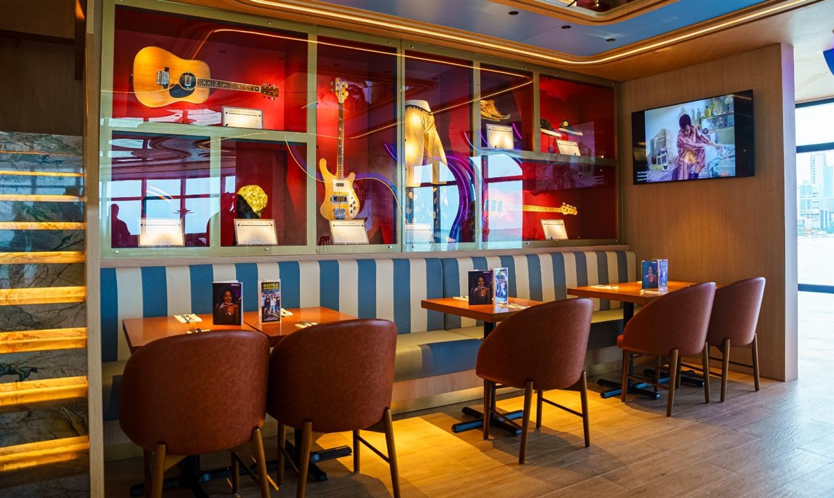 Coleção de memorabilia com itens originais de artistas no Hard Rock Cafe Itapema