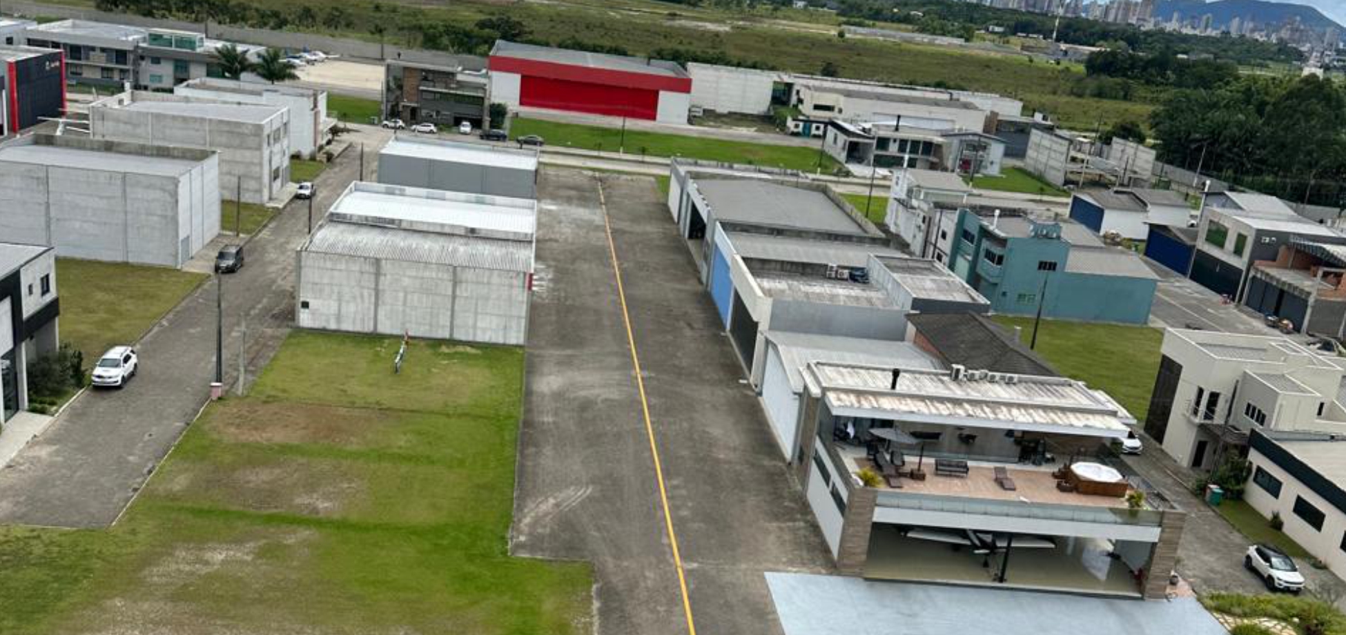 Hangares e vias internas do Condomínio Aeronáutico Costa Esmeralda