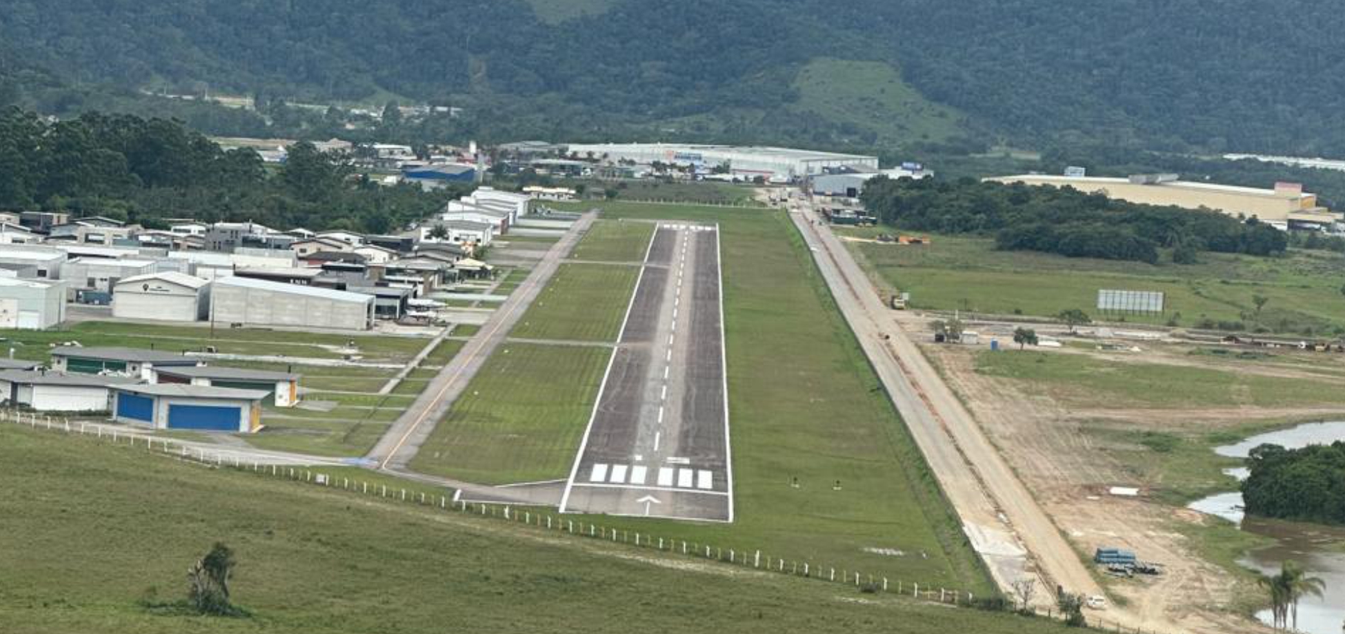 Vista aérea da pista do Aeródromo Costa Esmeralda, em Porto Belo