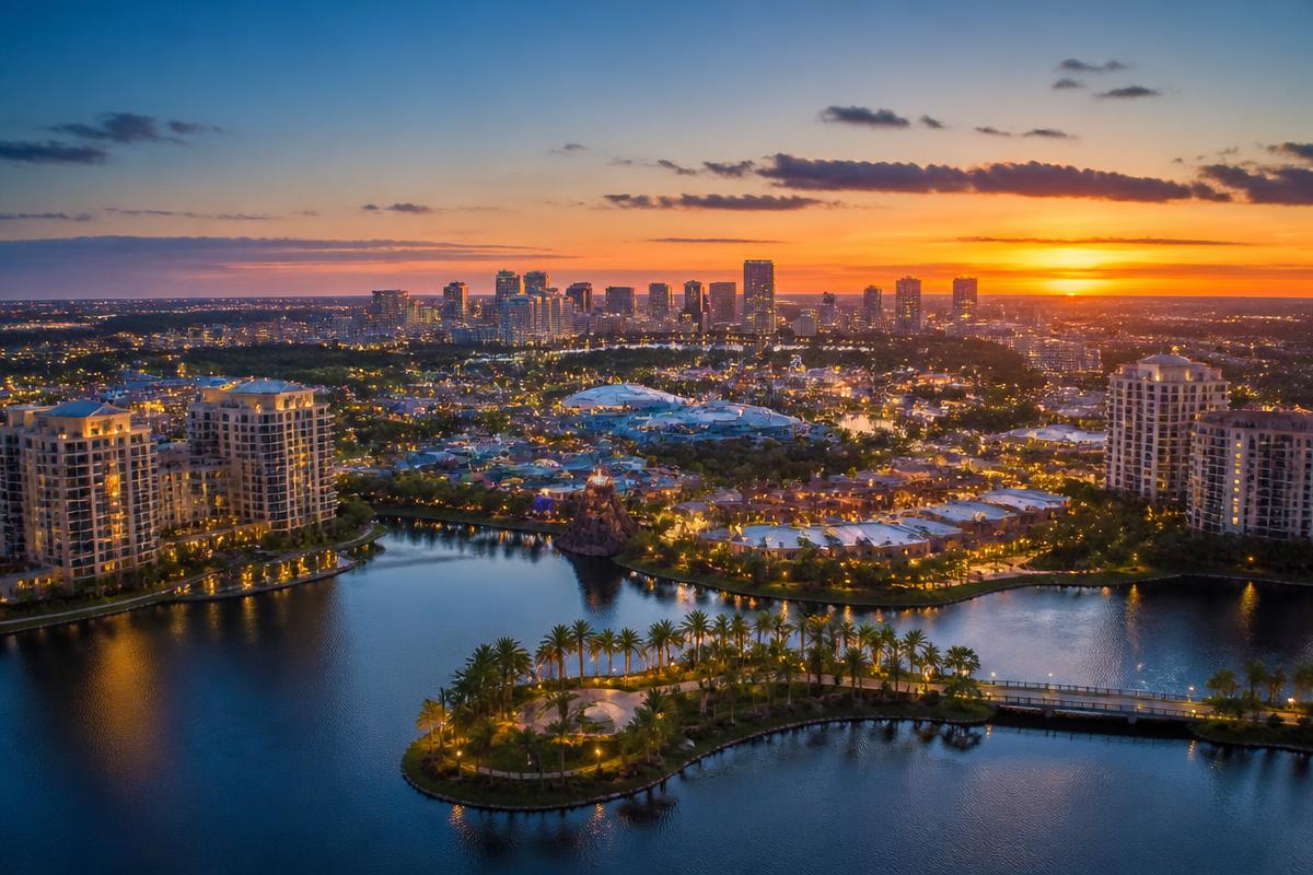 Vista aérea de Orlando, Flórida, ao pôr do sol com lago e cidade iluminada