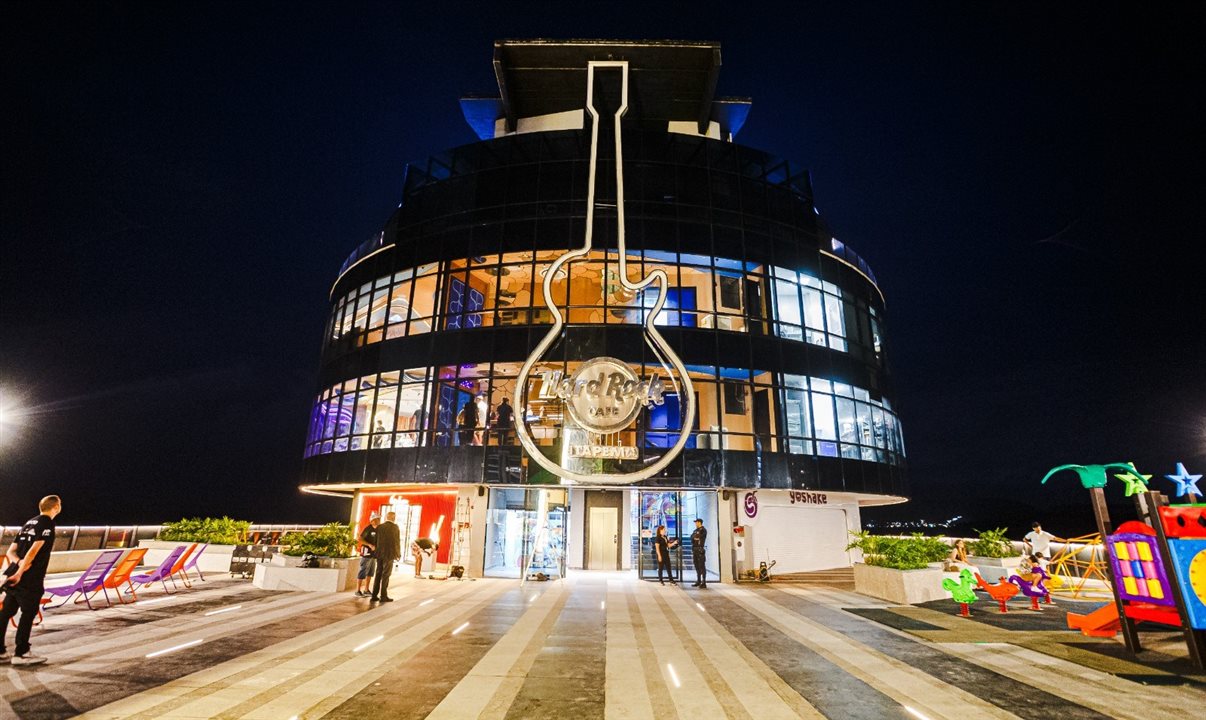 Fachada do Hard Rock Cafe Itapema, construído sobre o mar no Píer Oporto