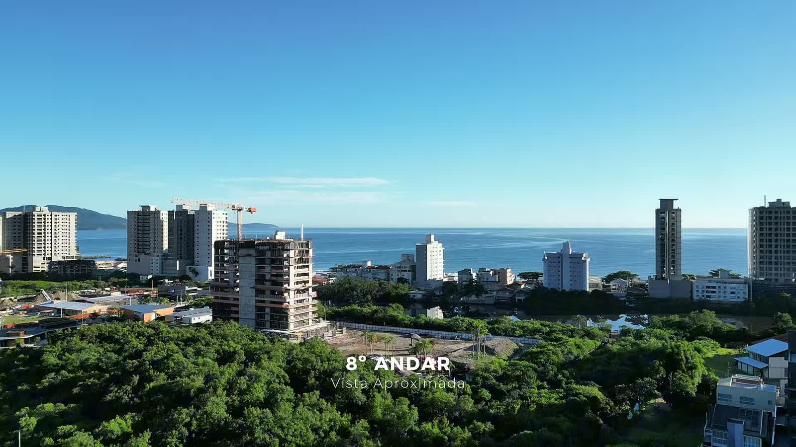 Vista aproximada do 8º andar do Terra Tower — mar e área verde do Perequê